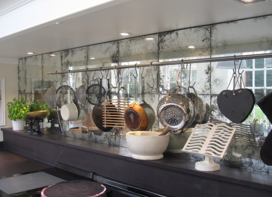 Зеркальная плитка на кухне на стене