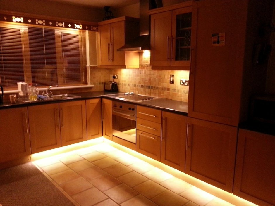 Кухня черного цвета с подсветкой