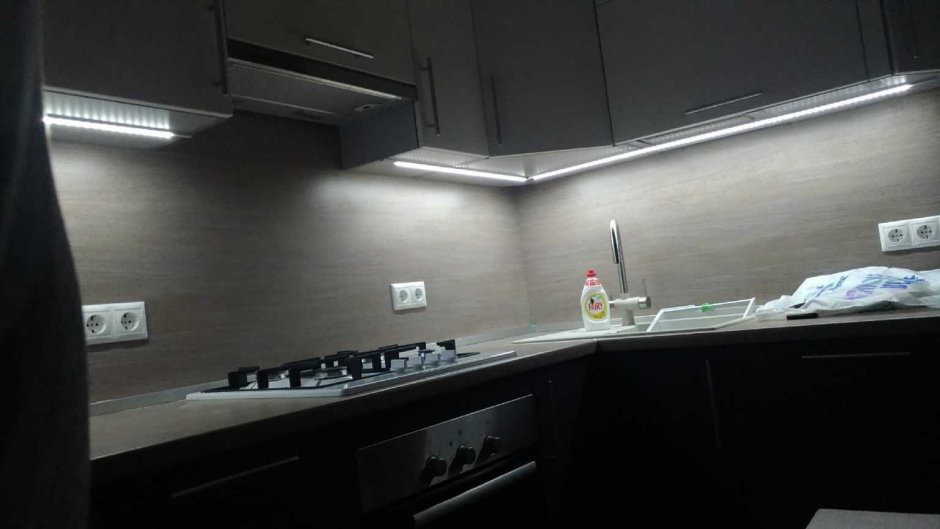 Подсветка под вытяжку на кухне
