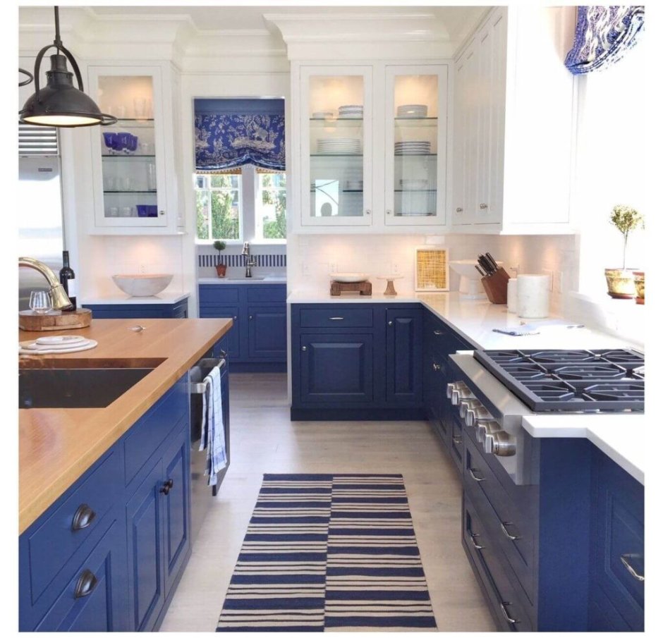 Синяя кухня с антресолями