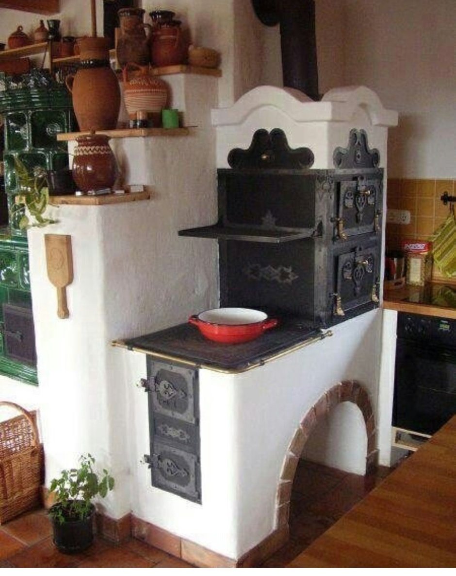 Интерьер маленькой кухни с печкой