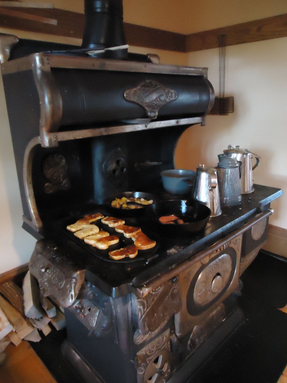 Старая дровяная кухонная плита