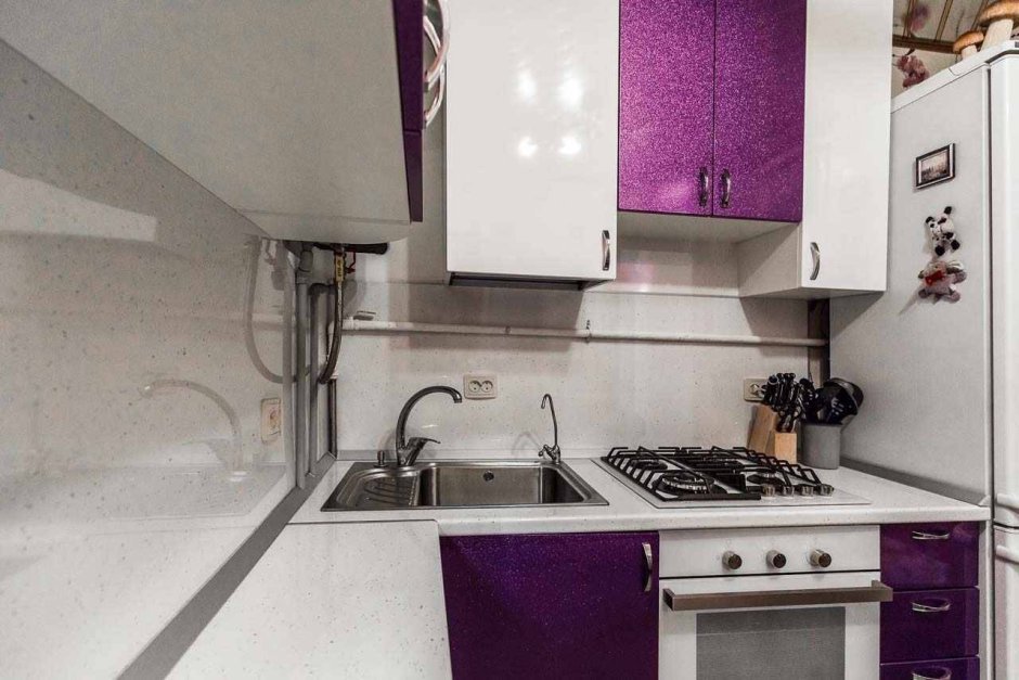 Фиолетовая кухня в хрущевке с колонкой