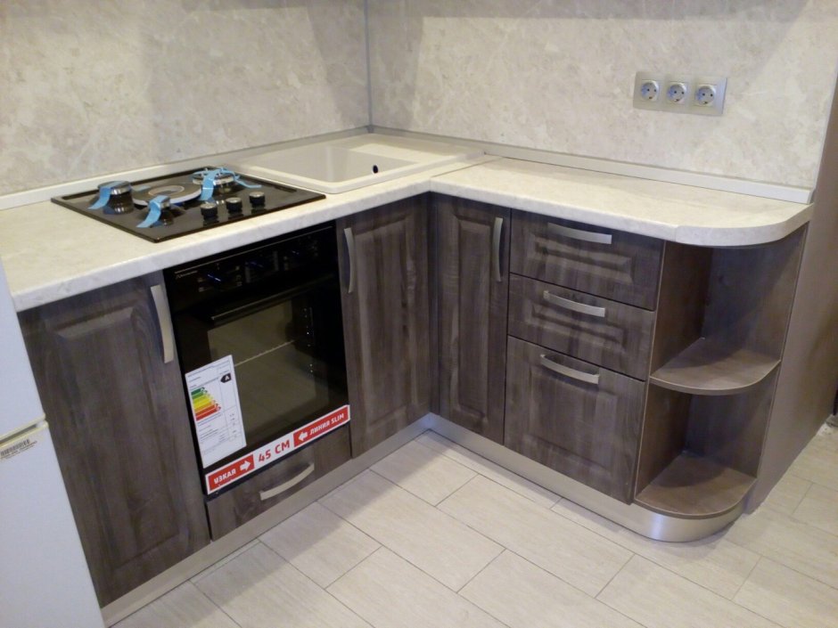 Кухонный гарнитур со скошенным углом