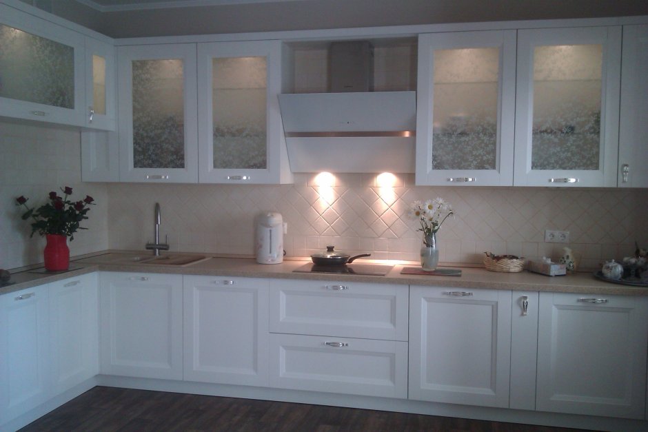 Белая кухня со стеклянными фасадами (82 фото)