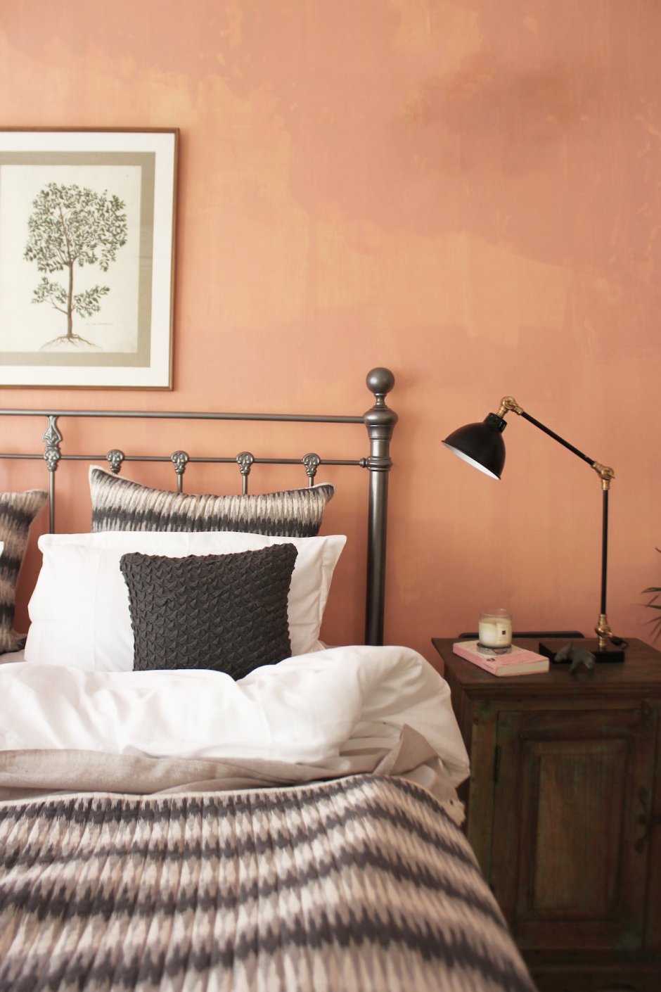 Персиковый цвет стен в спальне