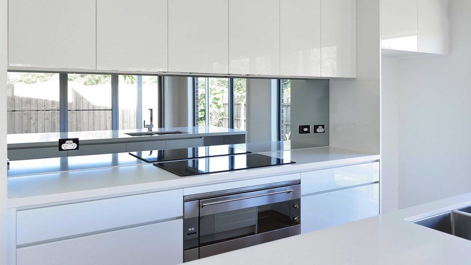 Чистая сверкающая кухня