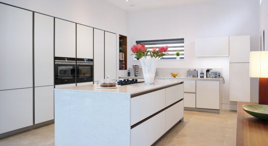 Кухня белая со стеклянными шкафчиками