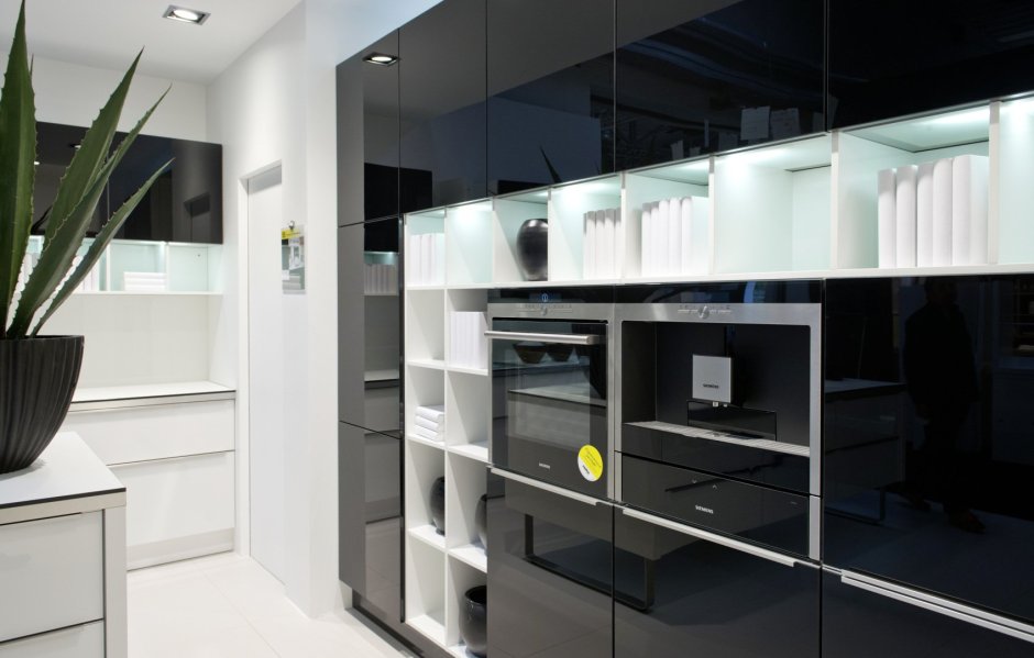 Варианты угловой кухни со стеклянным шкафом