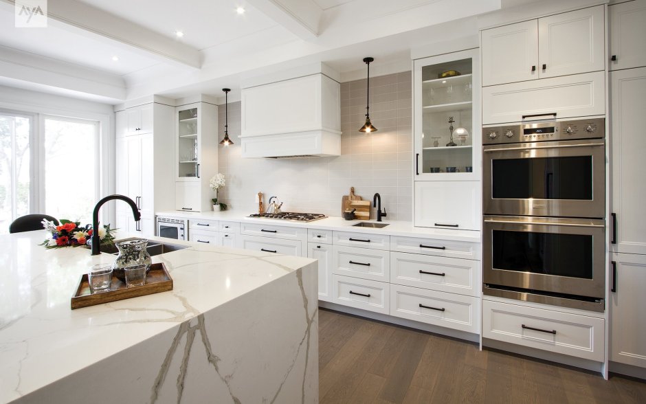 Обои с белым гарнитуром