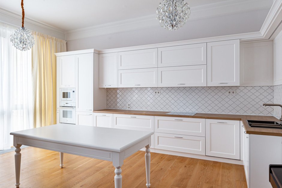 Белый кухонный гарнитур в интерьере