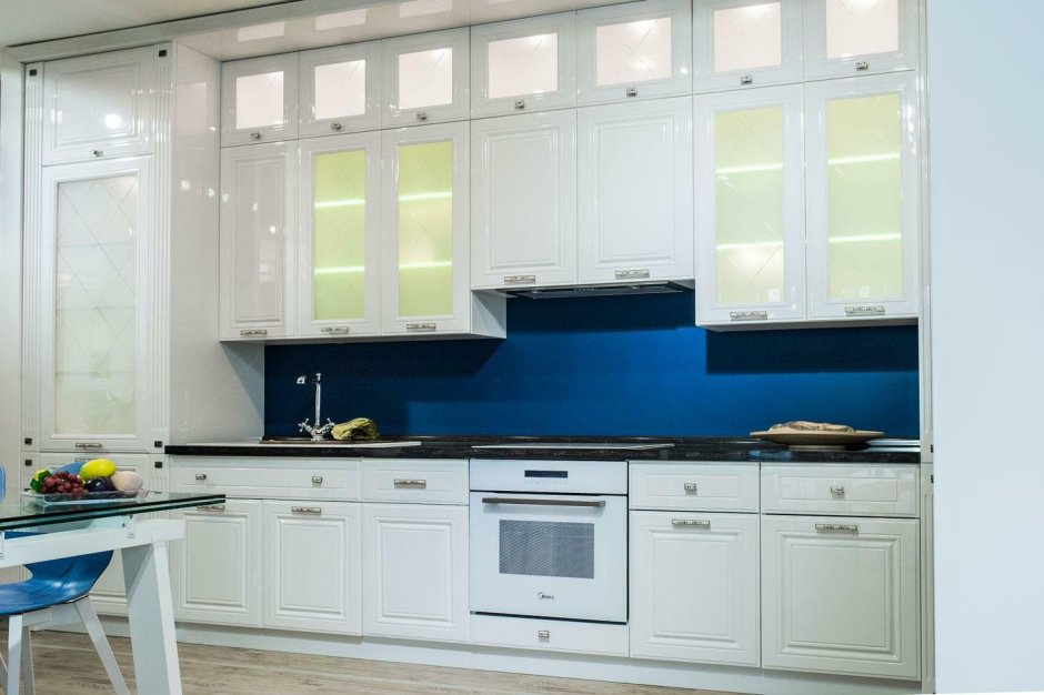 Фартук из прозрачного стекла на кухню