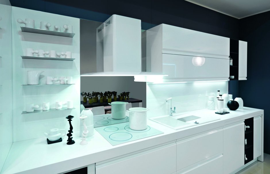 Белая глянцевая кухня со стеклянным шкафом