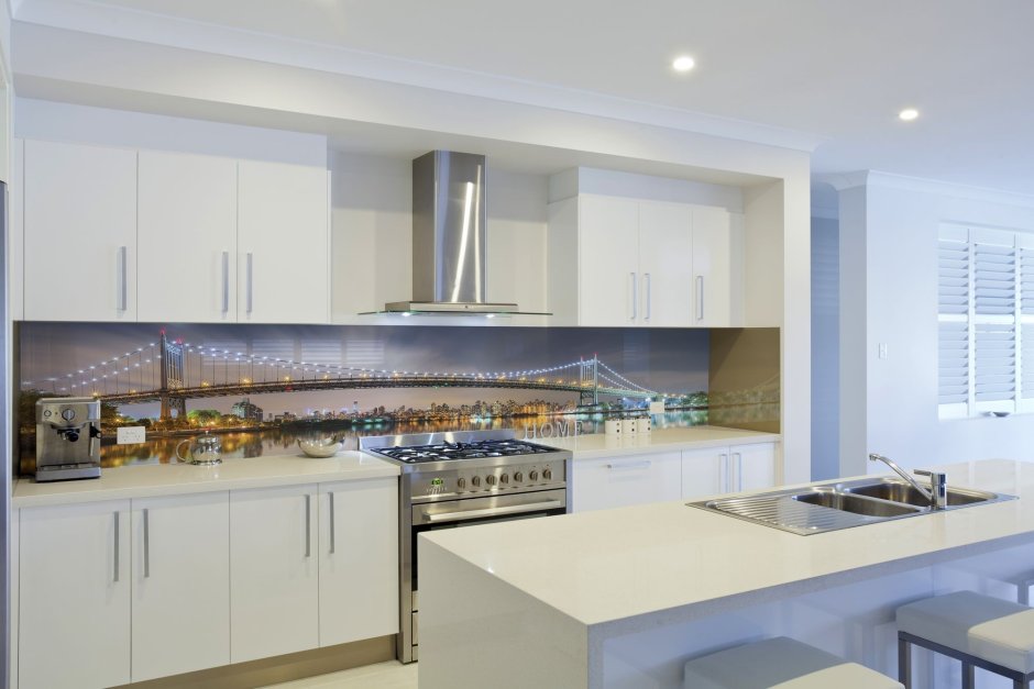 Фото кухни с белым стеклянным холодильником