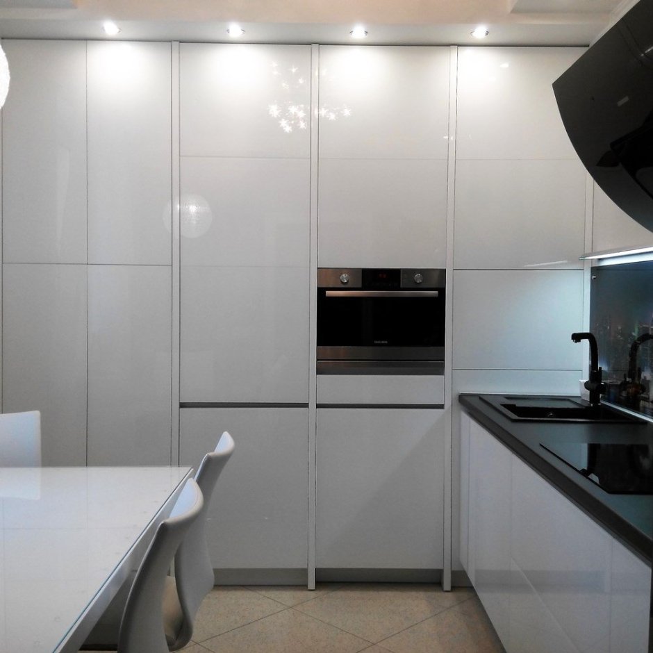 Кухня с профилем gola белый глянец