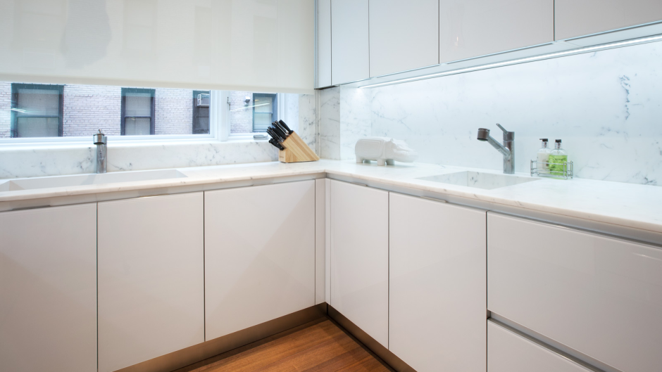 Кухня с белой мебелью