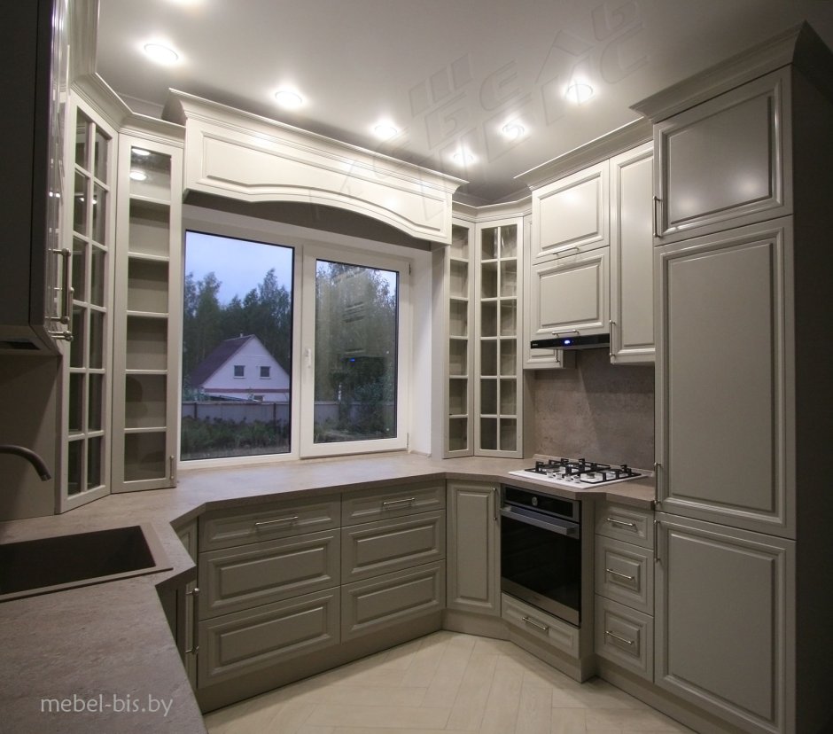 Проект угловой кухни с окном