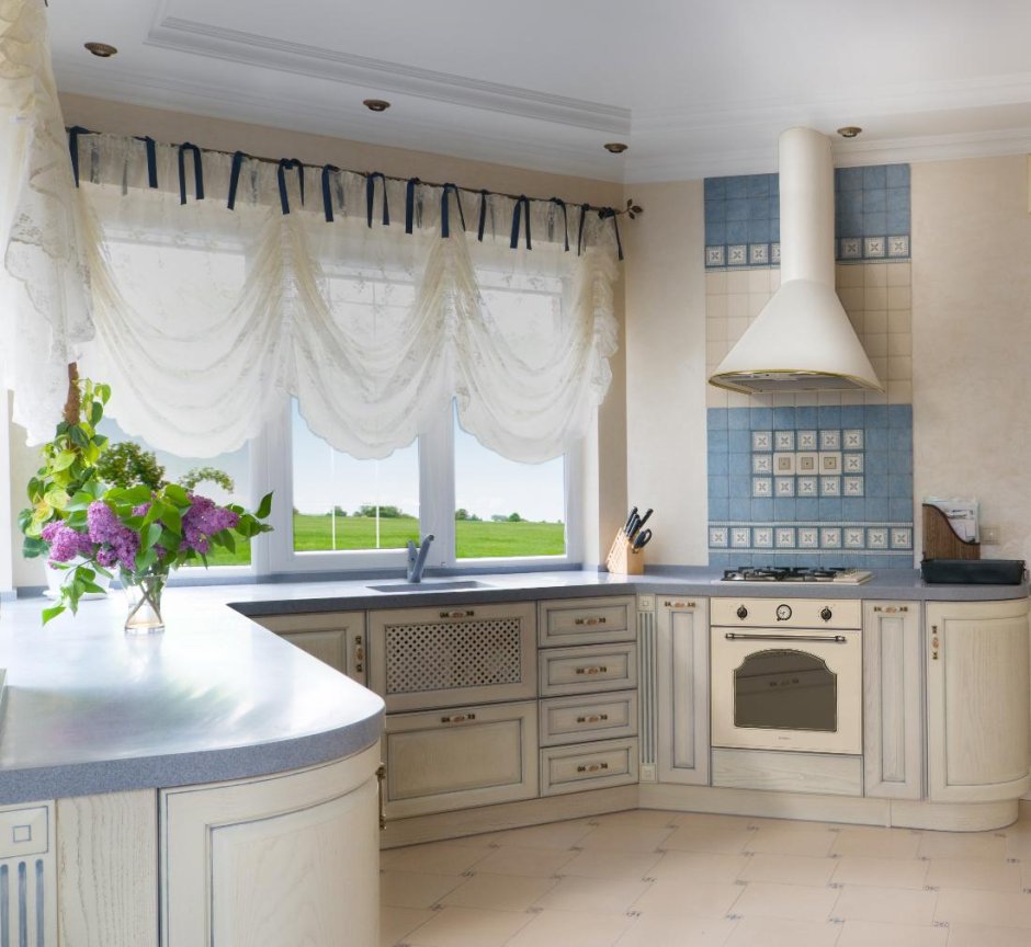 Угловая кухня с окном в частном доме