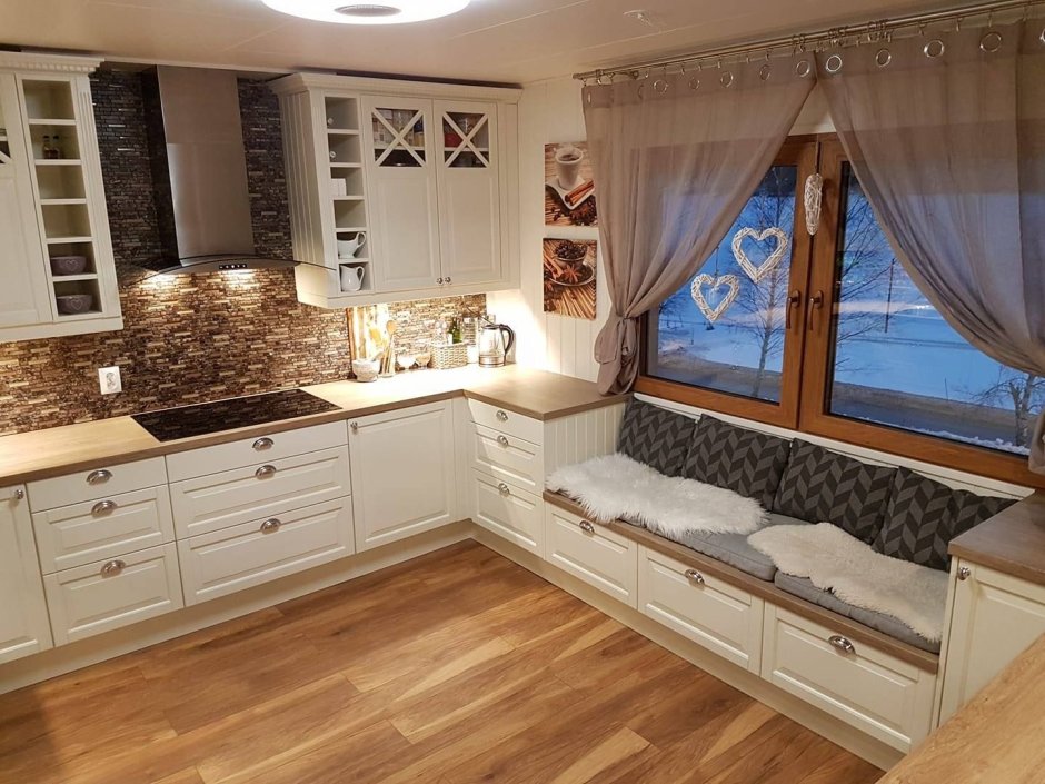 Кухня с окном