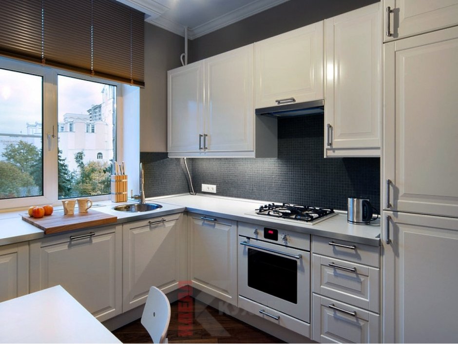 Кухонный гарнитур с окном посередине