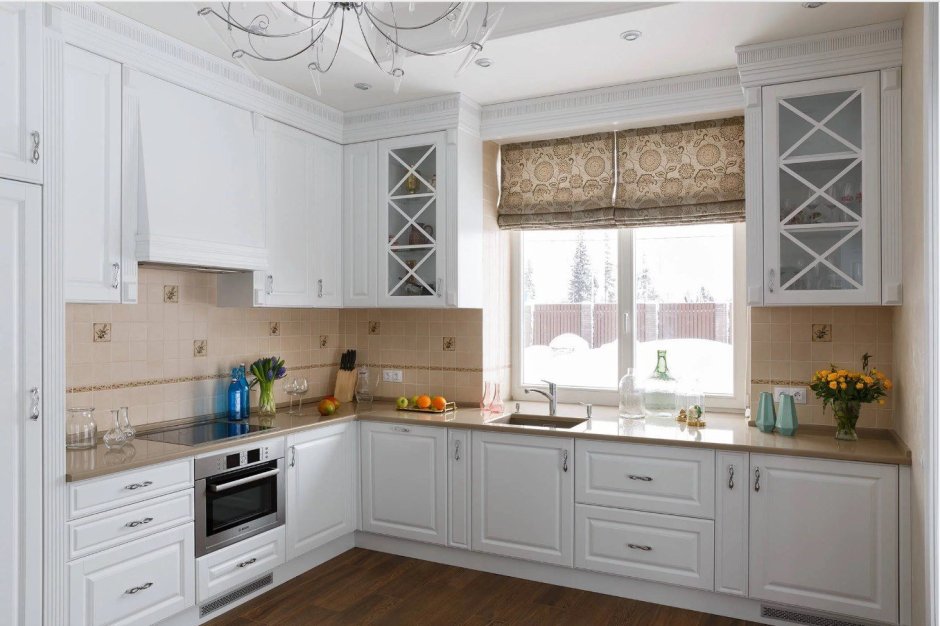 Кухонный гарнитур с мойкой у окна