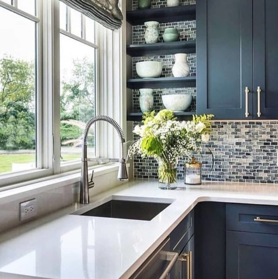 Угловая кухня с окном