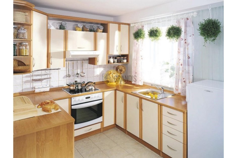 Угловая кухня с окном