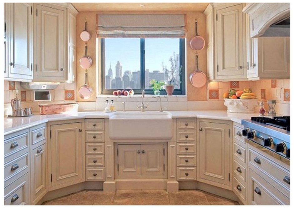 Кухня 9м2 с окном посередине фото