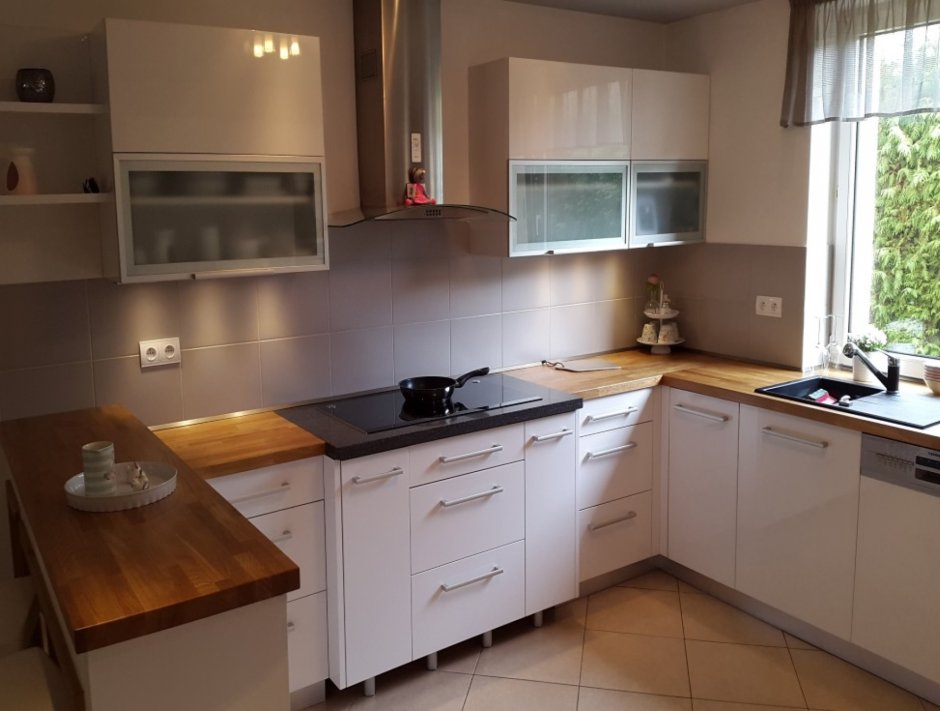 Кухня с окном в частном доме