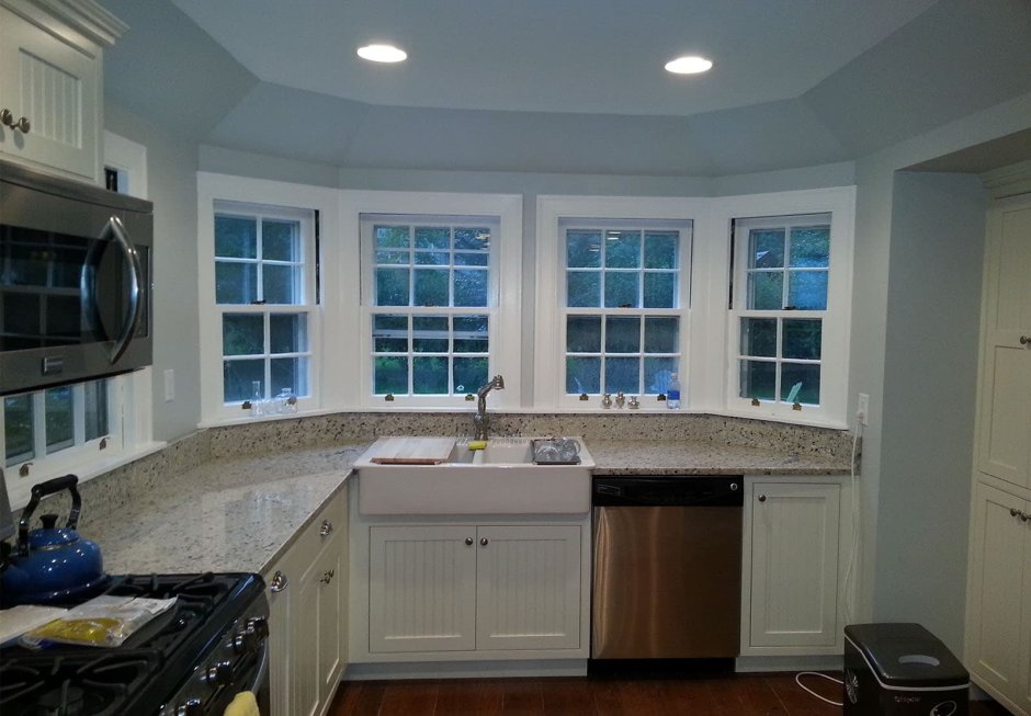 Раковина у окна на кухне