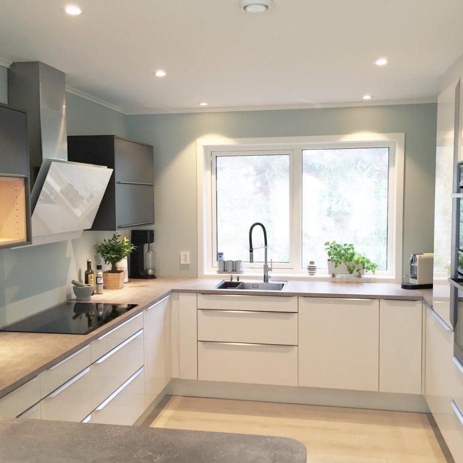 Раковина у окна на кухне