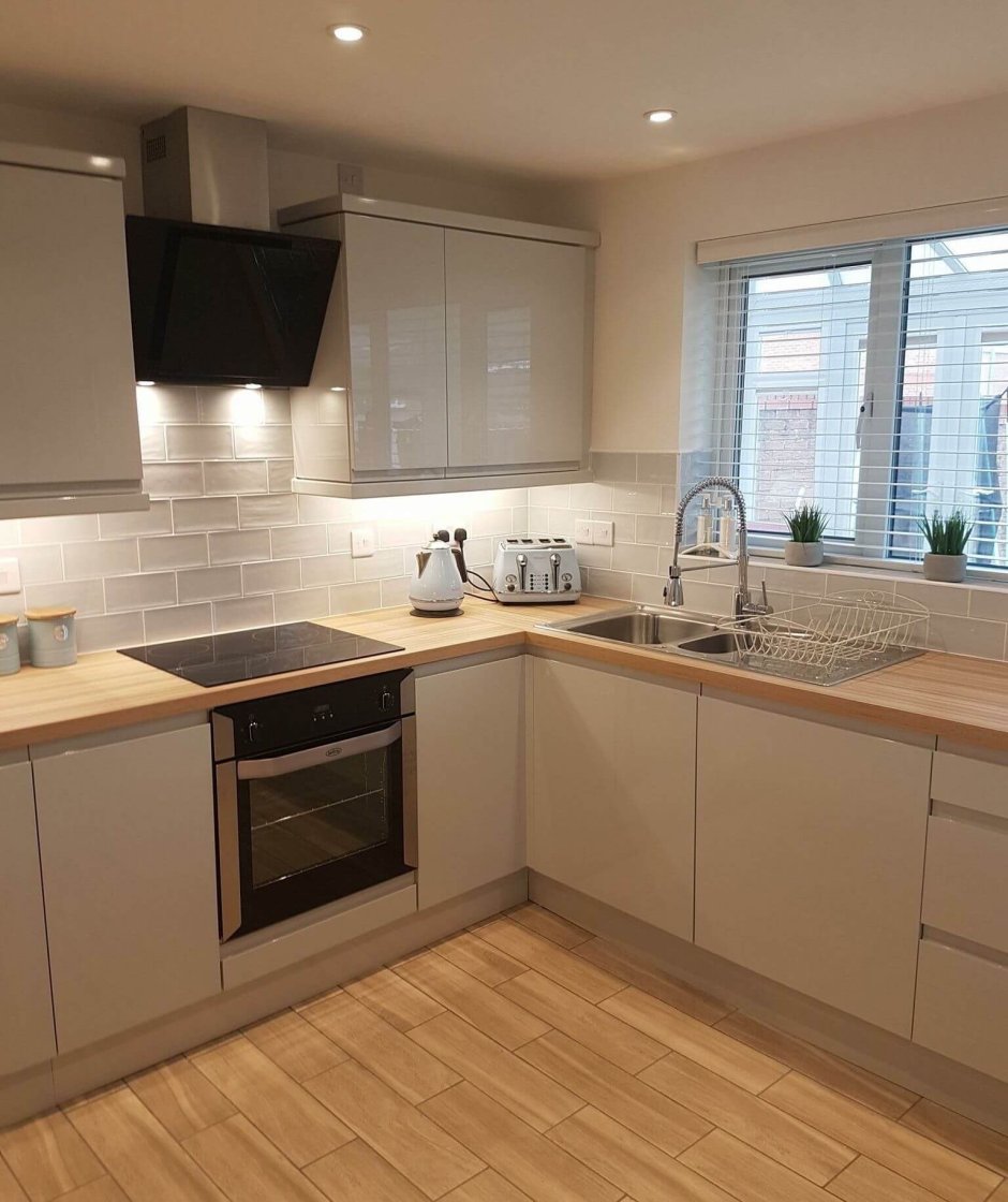 Кухонный гарнитур с окном посередине