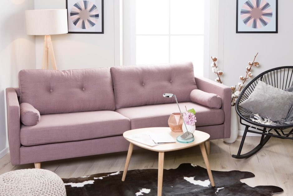 Розовый диван в классическом интерьере гостиной