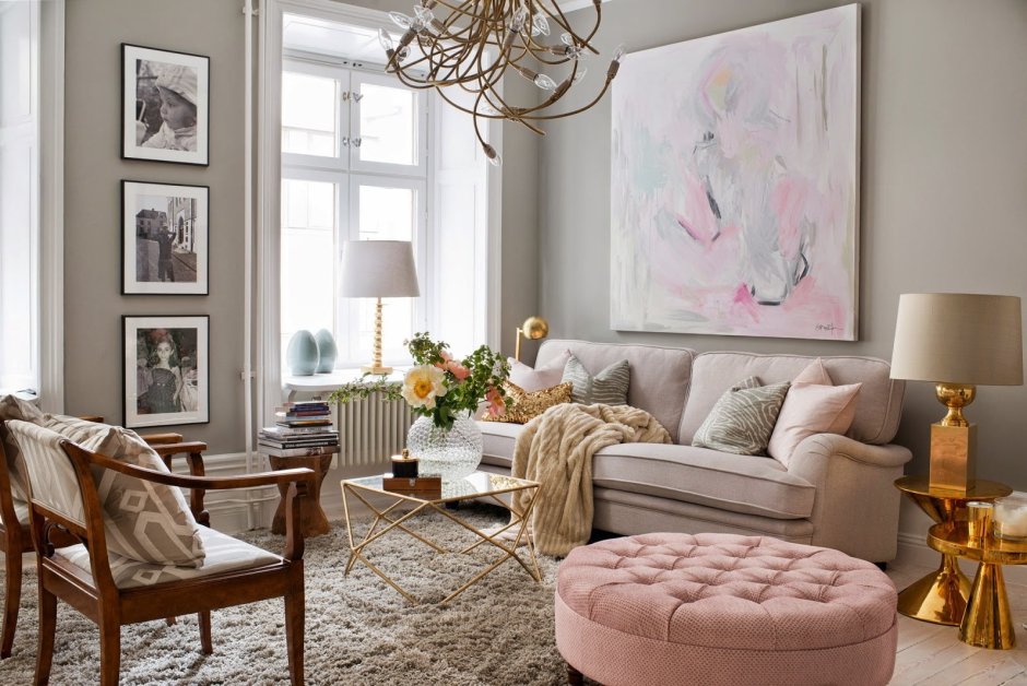 Грязно розовый диван