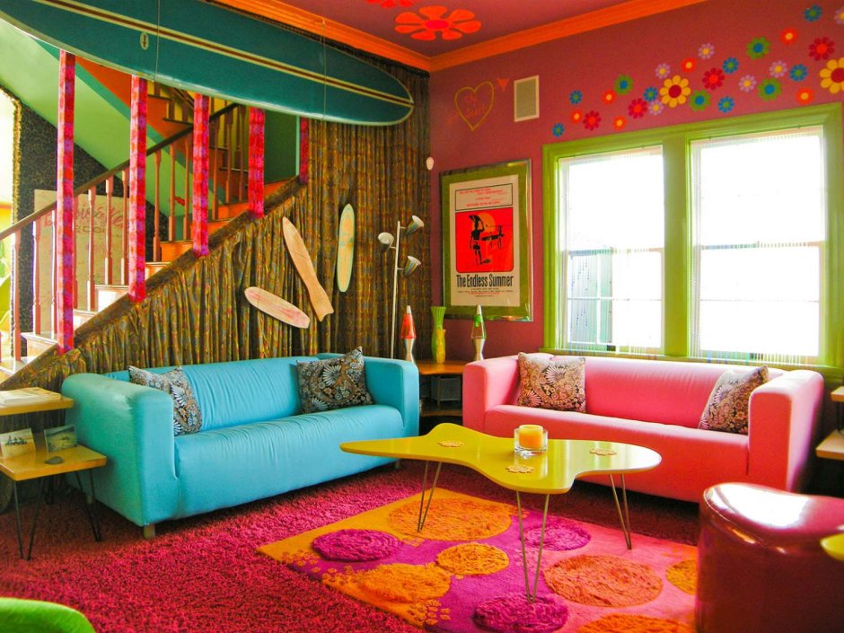 Разноцветный интерьер комнаты