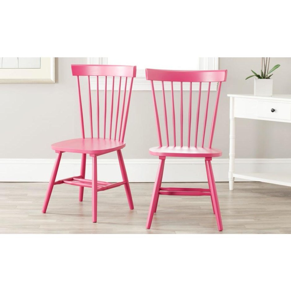 Золотой стол и розовые стулья