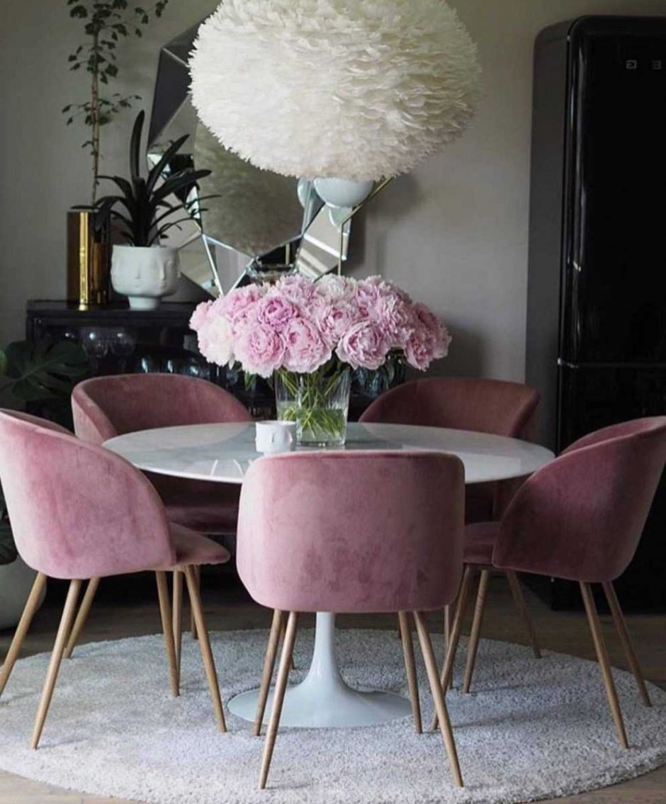 Круглый стол розовый стулья тренд 2022