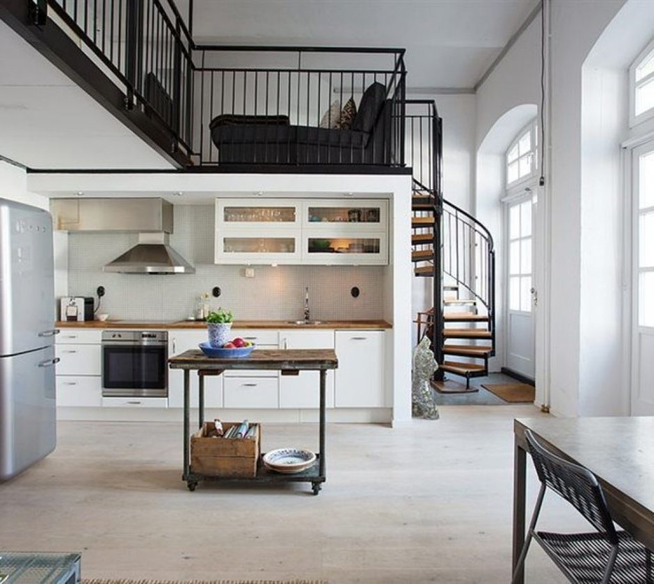 Кухня под потолок с антресолями в современном стиле
