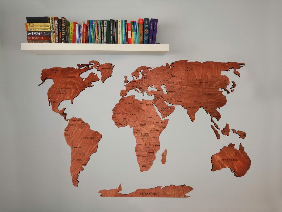 Карта мира из дерева на кухне