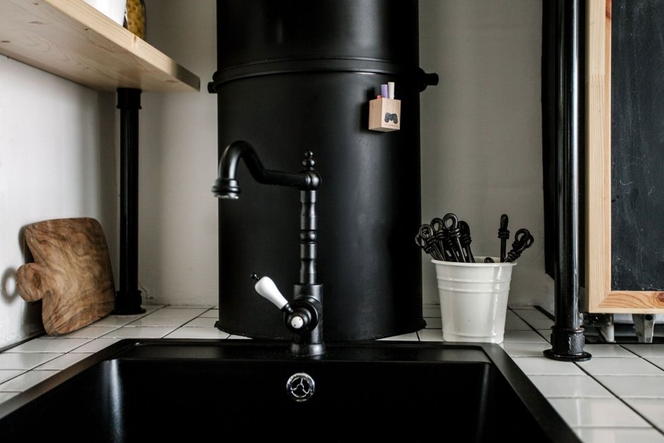 Черные трубы в интерьере кухни