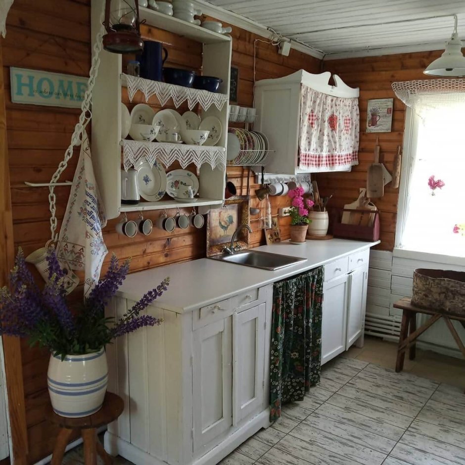 Уютный интерьер маленькой деревенской кухни