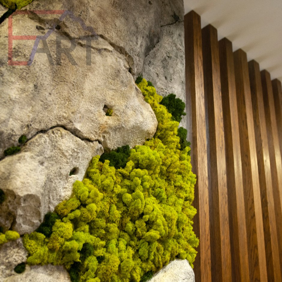 Рельефная стена в интерьере имитирующая скалу