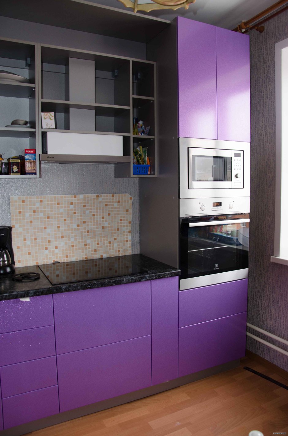 Кухонный гарнитур с пеналом для маленькой кухни