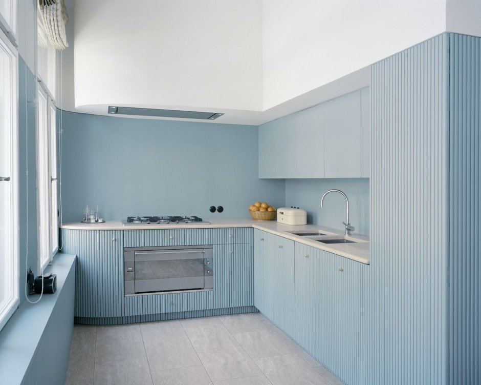 Голубая кухня без верхних шкафов