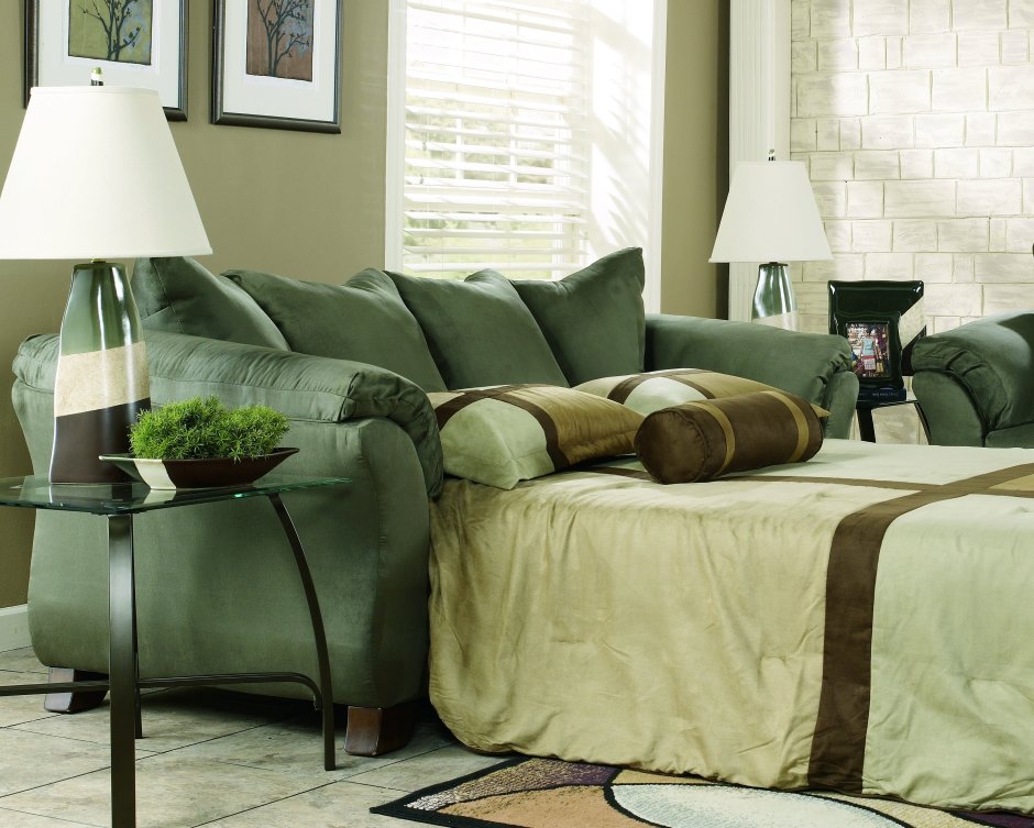 Коричневый диван с зелеными подушками