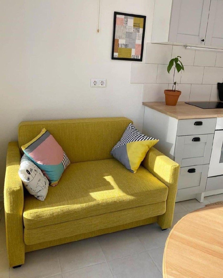 Желтый диван на маленькой кухне