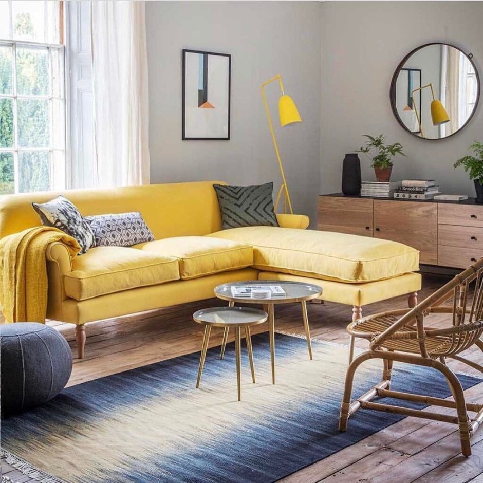 Лимонный диван в интерьере