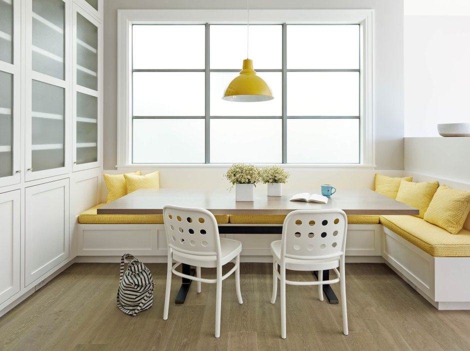 Желто белый интерьер квартиры студии
