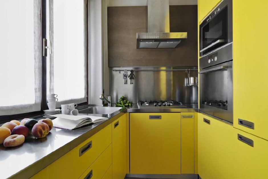 Кухня желтая с белым угловая