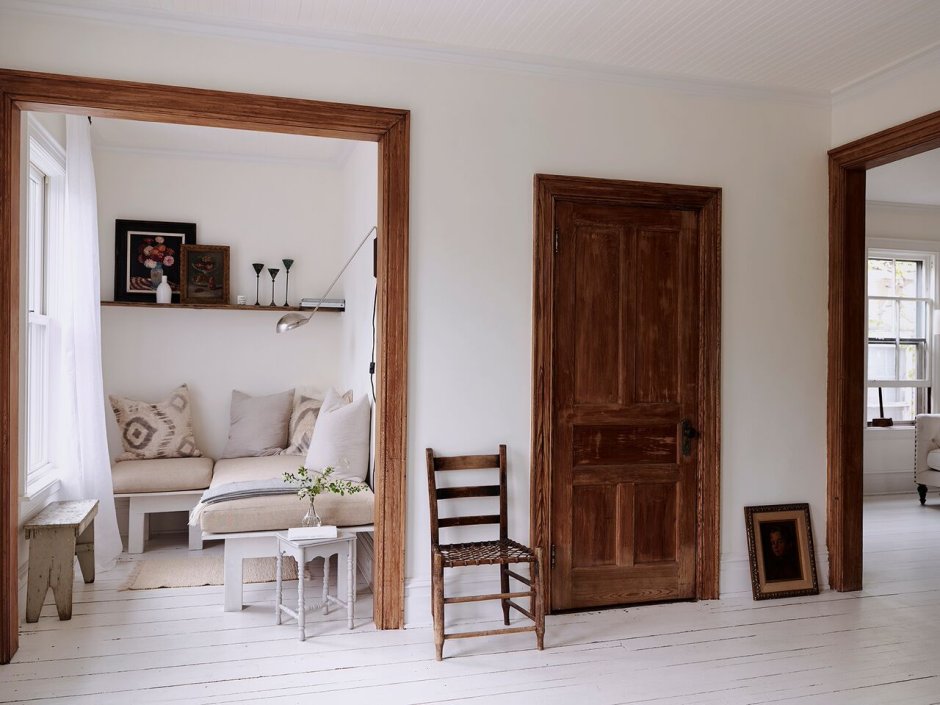 Белые двери в деревянном интерьере